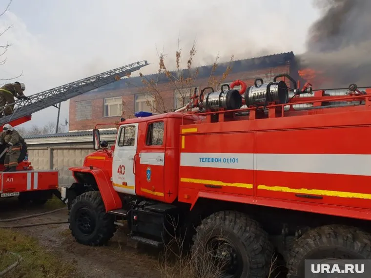 Огонь быстро охватил весь склад