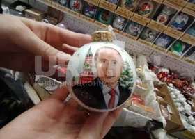 На прилавках Екатеринбурга появились елочные игрушки с Путиным