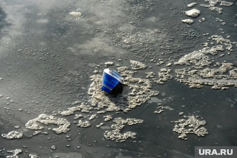 Прорыв канализации не могут устранить уже месяц (фото из архива)