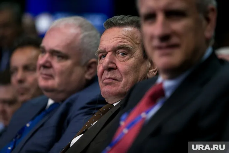 Олаф Шольц заявил, что не может приказать Герхарду Шредеру уволиться из госкомпаний РФ
