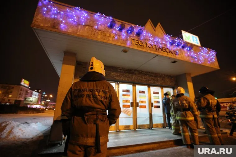 Оцеплена территория у входа на станцию метро «Геологическая» со стороны Екатеринбургского цирка