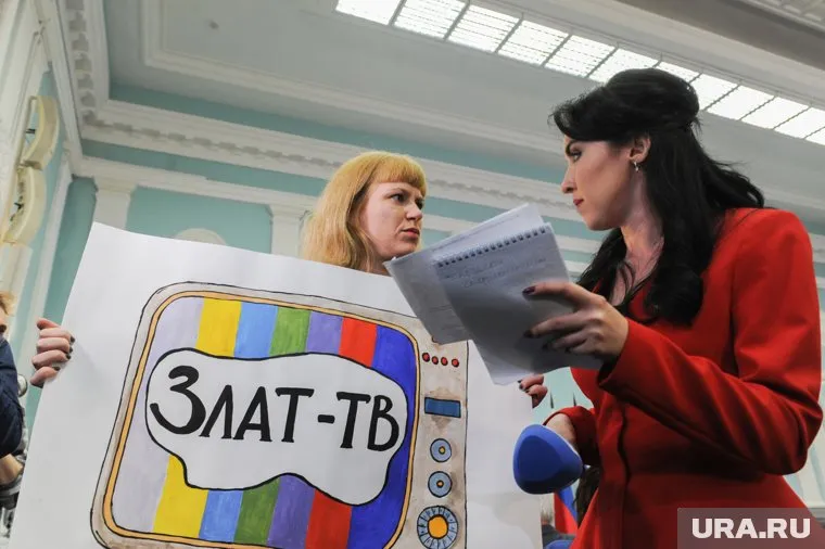 Дарья Сивухина (слева) обвинила бывших силовиков в угрозах