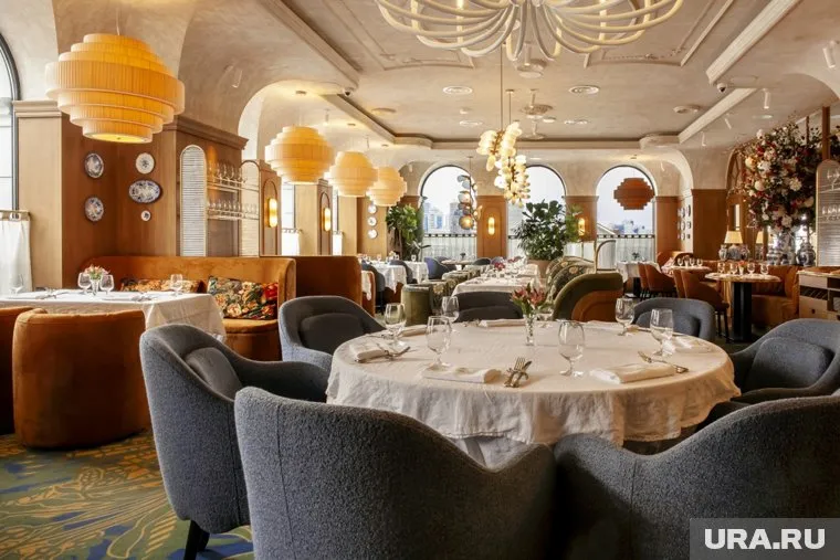 Интерьер заведения объединяет в себе стильную роскошь и теплую ностальгию