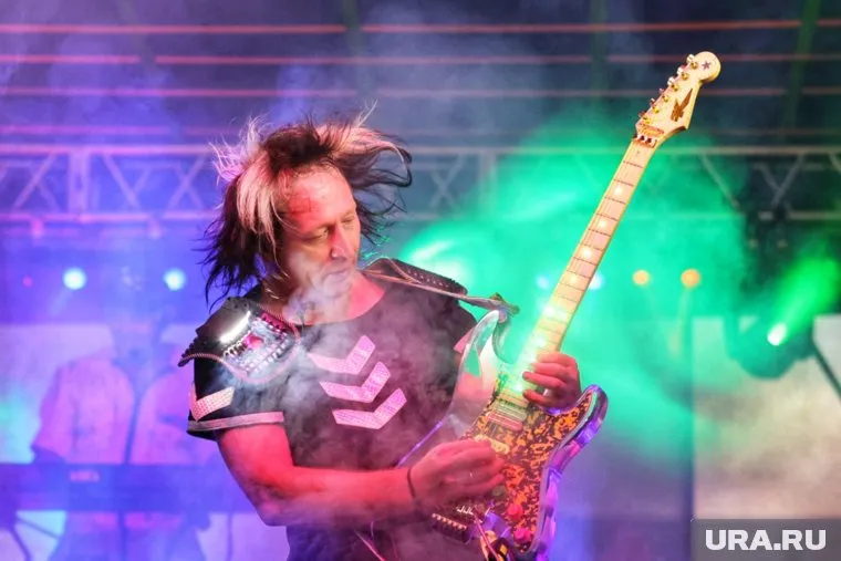 Группа «Комиссар» зажгла сцену на юбилее «Велеса» в Частоозерье