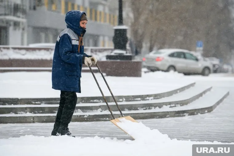 Одна из претензий — грязный снег на тротуарах (архивное фото из центра города)