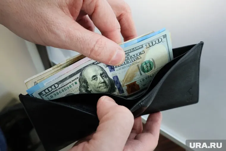 Обязательная продажа валютной выручке сыграет не на пользу рублю, сказал Андрей Лобода