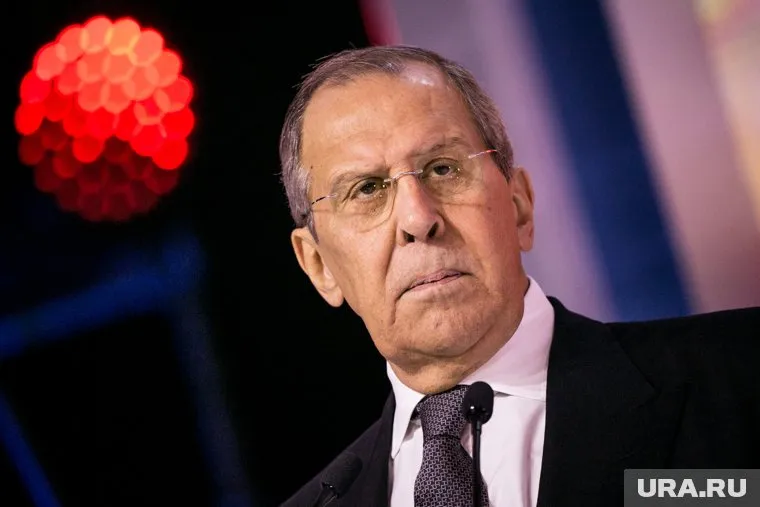 Лавров заявил о дедолларизации в ответ на санкции Запада
