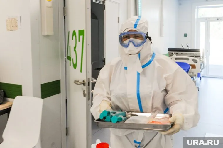 Вакцинация подростков поможет сократить число заражений коронавирусом, считает Максим Скулачев