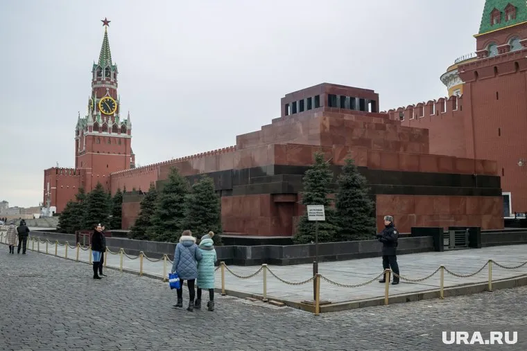 Тело Владимира Ленина хранится в мавзолее на Красной площади в Москве