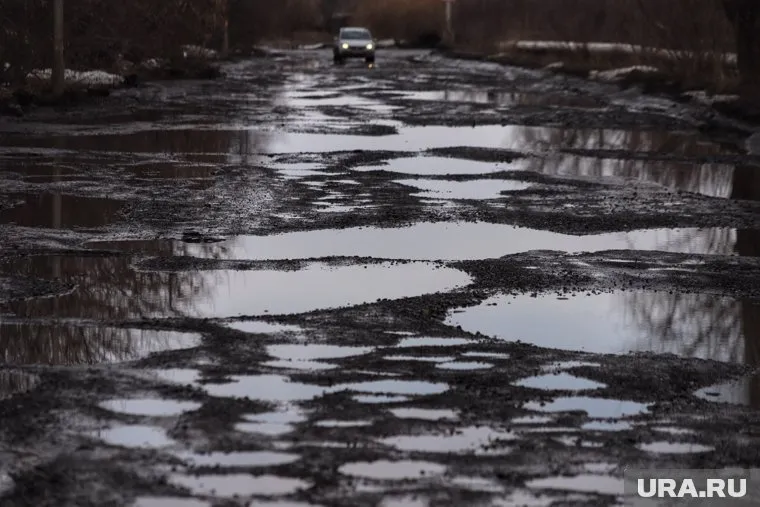 Курганского подрядчика обязали переделывать дорогу, построенную полгода назад