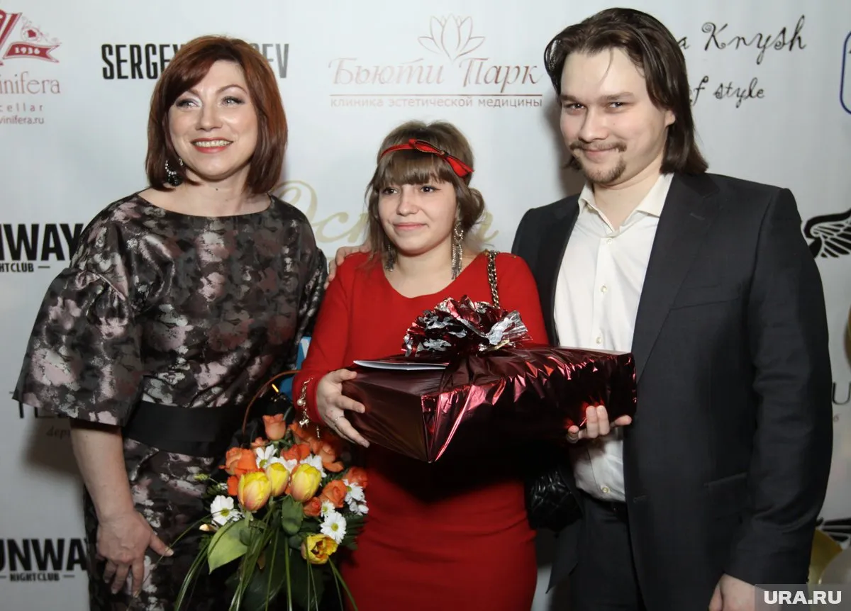 Әже минет онлайн Жігіт қонаққа келіп, қыдырды