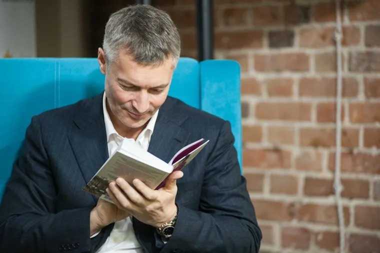 Презентация книги Анны Матвеевой "Горожане. Удивительные истории из жизни людей города Е". Екатеринбург, ройзман евгений, книга, чтение