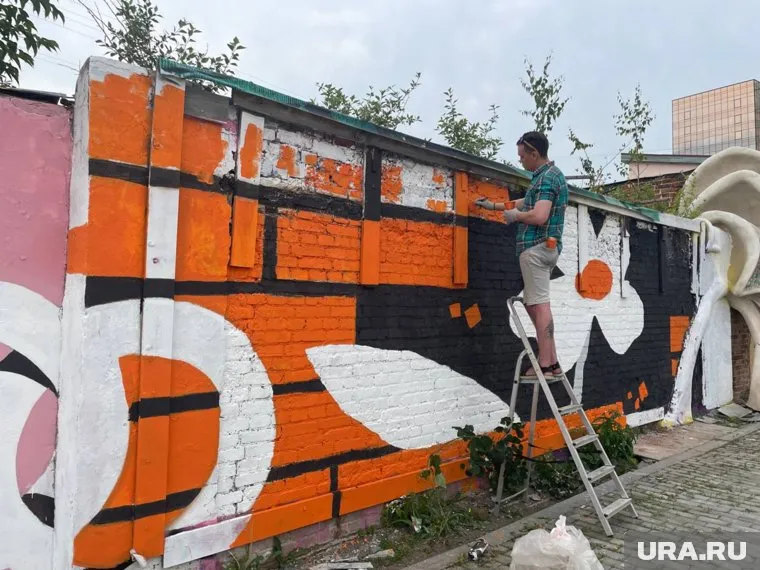 Екатеринбуржцы поучаствовали в акции «Город рисует себя сам»