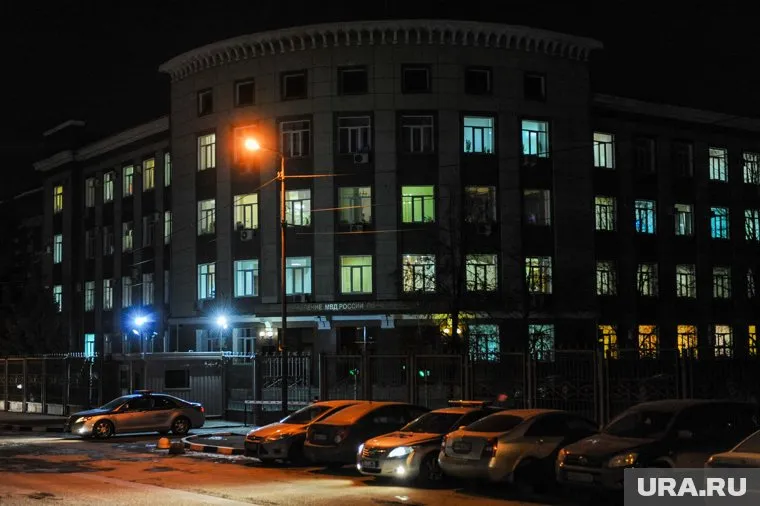 Выезд из главка перекрыла машина ДПС, сразу за ней стоят служебные машины без опознавательных знаков