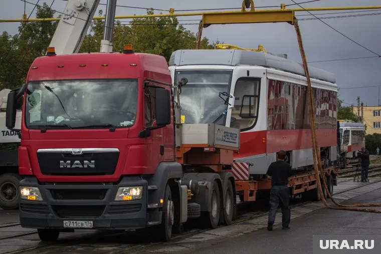 Водителя зажало между кабинами двух фур