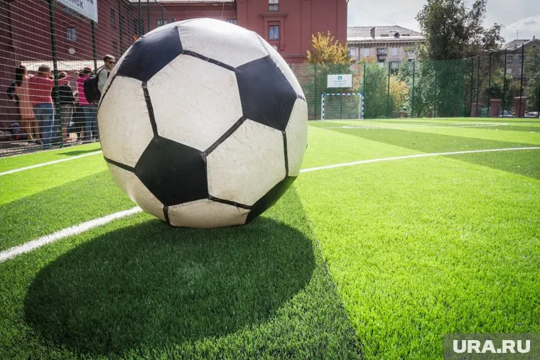 Мужчина неадекватно отреагировал на футболистов, которые выгнали его детей с поля