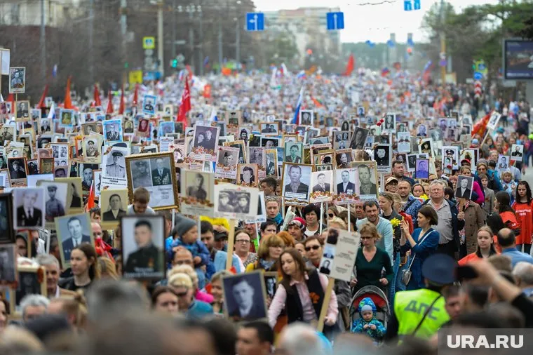 Возложение венков к Вечному огню и торжественное построение челябинского гарнизона в честь Дня Победы.  Акция "Бессмертный полк". Челябинск