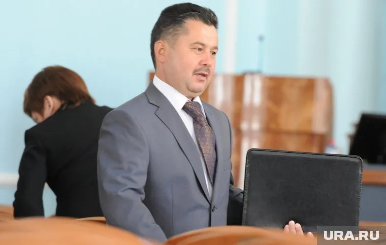 В то время когда сироте дали дом из шпал, районом руководил Вадим Закиров