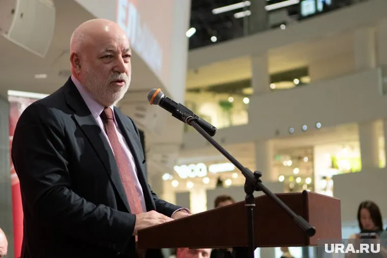 Уволенный из «Водоканала» топ-менеджер работал в структурах ГК «Ренова» Виктора Вексельберга (на фото)