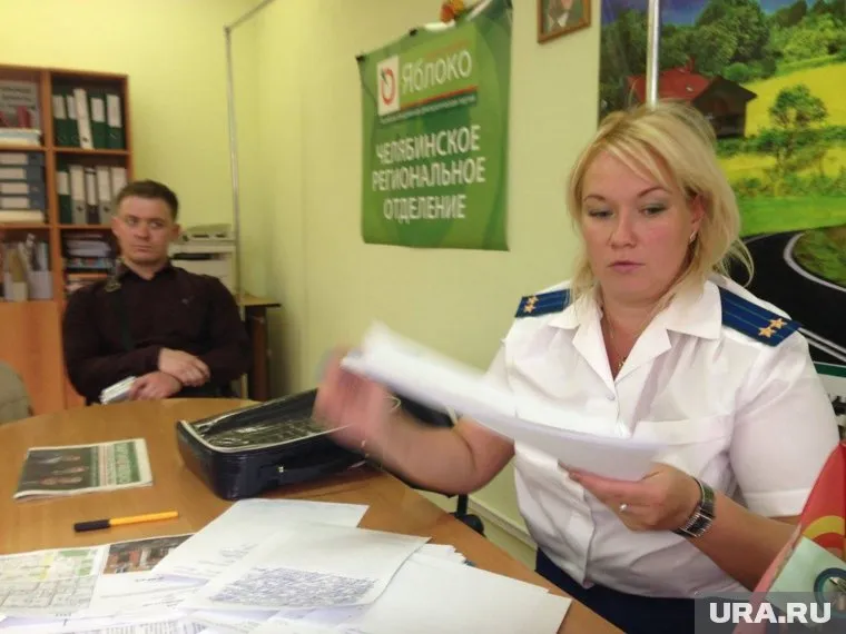 Прокуратура пришла с проверкой в офис челябинского "Яблока"