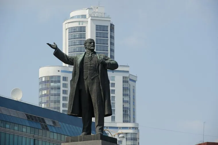 Виды Екатеринбурга, памятник ленину, жк февральская революция