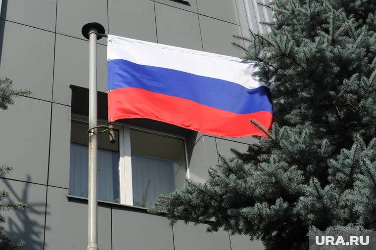 Флаги России и Челябинской области обновили у здания упрдора