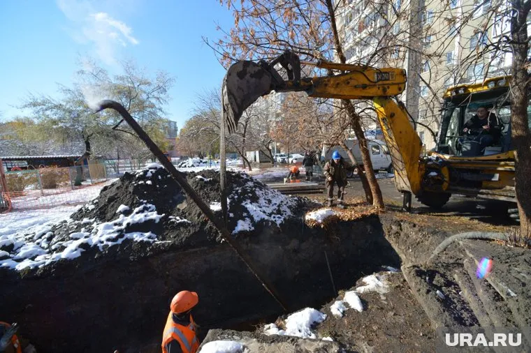 На месте аварии работают сотрудники МУП «ЧКТС» и техника