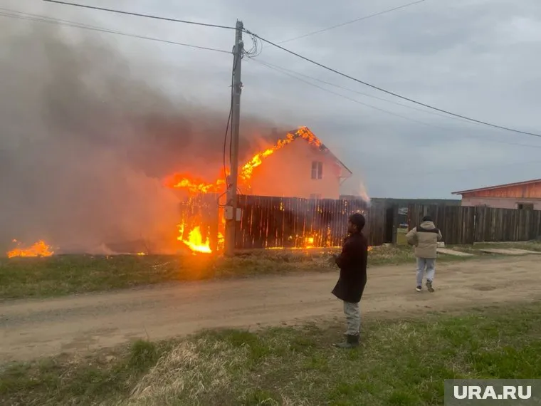 Огонь перекинулся на забор соседнего дома