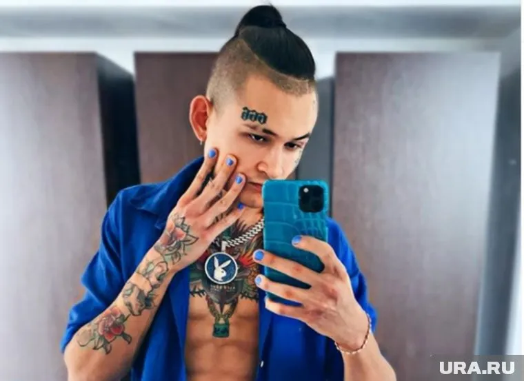 Снимок паспорта с новой фамилией опубликовал в своем Instagram