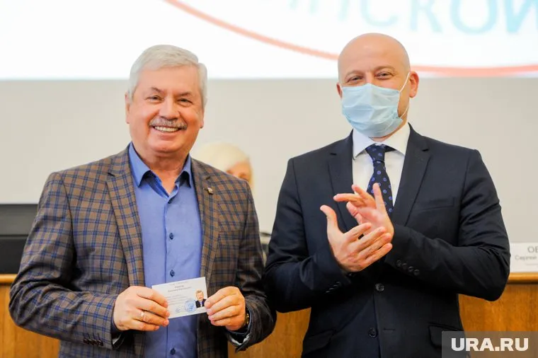 Председатель облизбиркома Сергей Обертас (справа) вручил мандат Владимиру Мякушу (слева), ставшему депутатом в шестой раз подряд