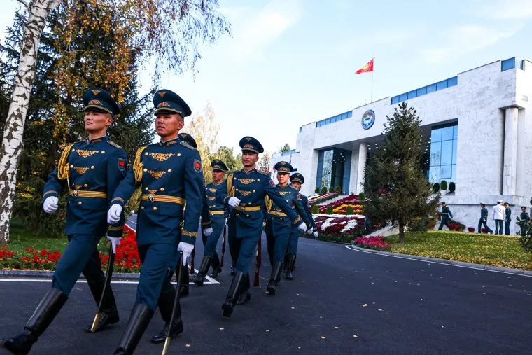 Владимир Путин на торжественном построении, посвященном 20-летию авиабазы в Киргизстане. Бишкек