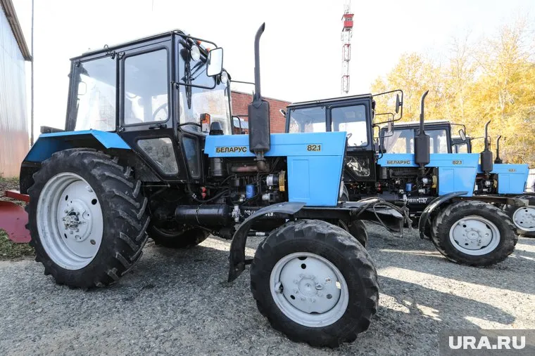 Курганские власти продадут тракторы