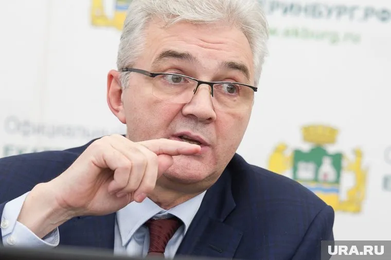 Александр Якоб получил предложение стать вице-премьером, но продолжит провожать коллег на пенсию, сотрудничать с Сергеем Носовым и убирать город на "4+"