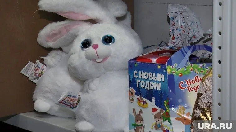 Подарки на новый год получат сотни детей