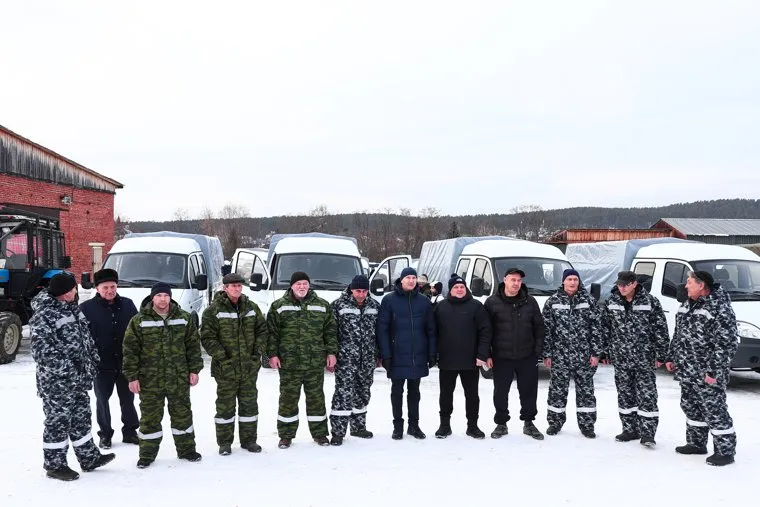 Вручение сотрудникам Уральской авиабазы ключей от автомобилей, приобретенных для организации тушения пожаров в лесах региона. Сысерть