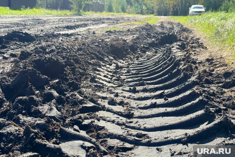 Летом дорога превращается в непроходимую кашу (архивное фото) 