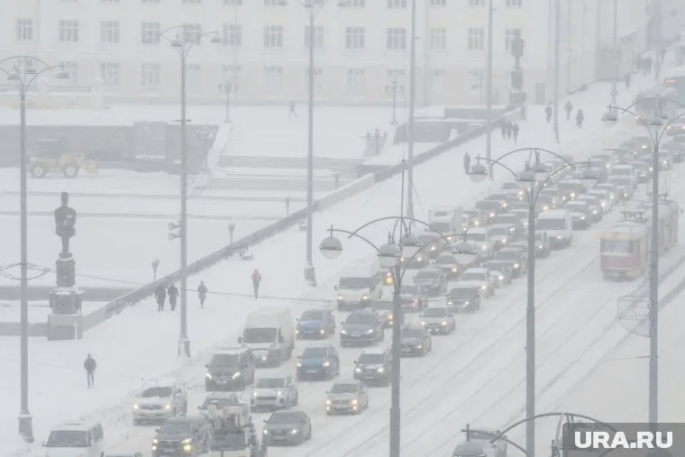 В город пришли заморозки и снег, из-за этого на дорогах образовалась сложная ситуация