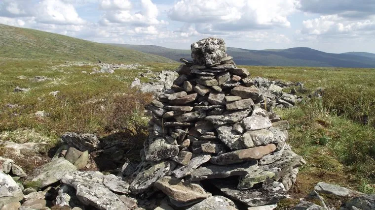 Захоронение урны с прахом отшельника с перевала Дятлова Олега Бородина
