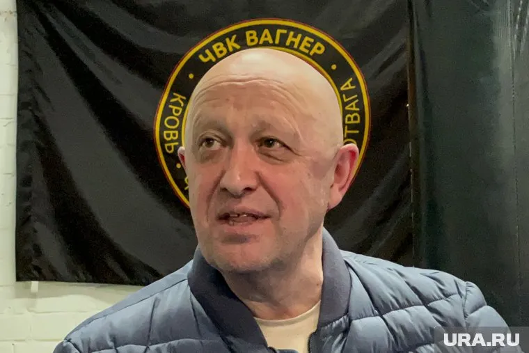 В соцсетях опубликовали фото, где Евгений Пригожин стоит рядом с послом ЦАР