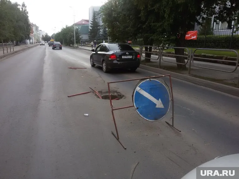 Днем перед открытым люком поставили занк