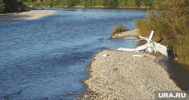 Самолет рухнул в реку