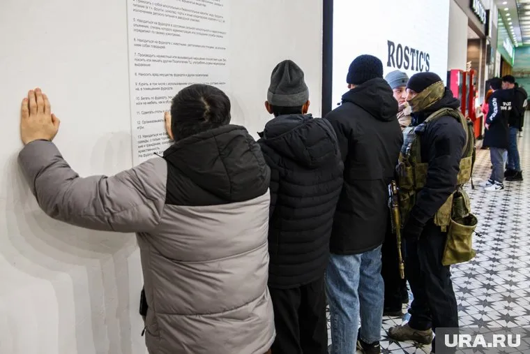 Силовики регулярно проводят рейды по ТЦ в поисках мигрантов-нелегалов (архивное фото)