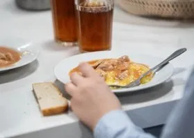 В школе на Уралмаше, где массово отравились дети, продлили дистант