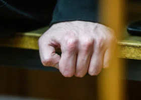 В Екатеринбурге начали судить пьяного лихача, сбившего девочек в Ревде