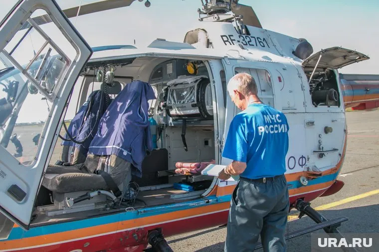Экипаж вертолета, обслуживающего зауральские больницы, одет в фирменные футболки МЧС