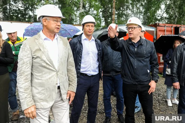 Алексей Текслер посетил стройплощадку поликлиники в селе Миасское