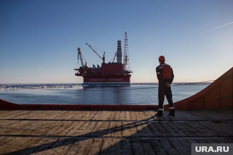 Британия и ЕС ввели запрет на страхование российских судов с нефтью