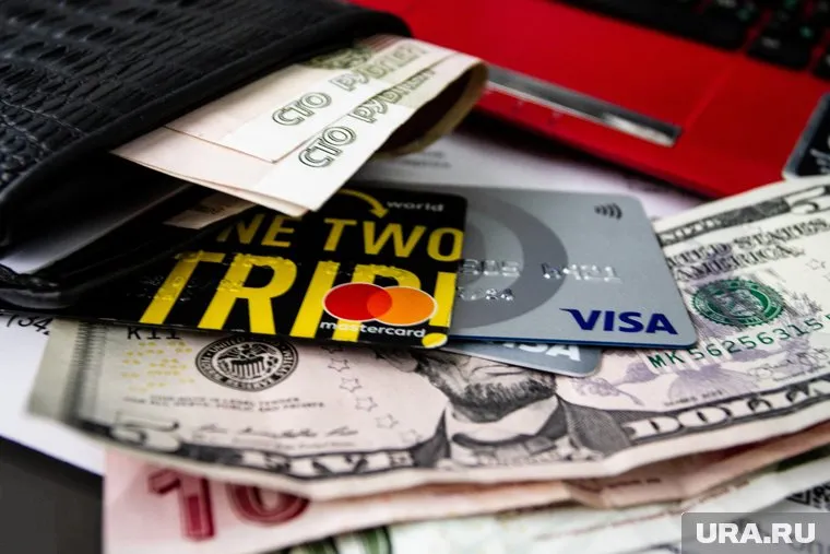 Россияне снимают деньги с валютных счетов