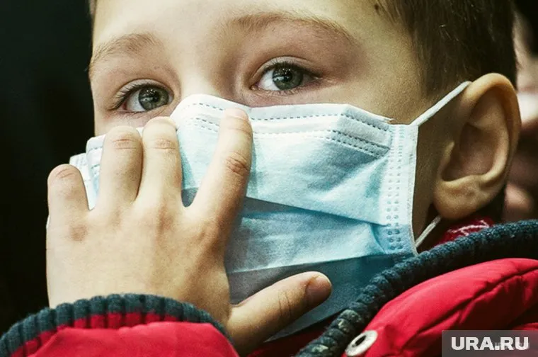 Специалисты объясняют на пальцах, что это за болезнь и что происходит в школах города