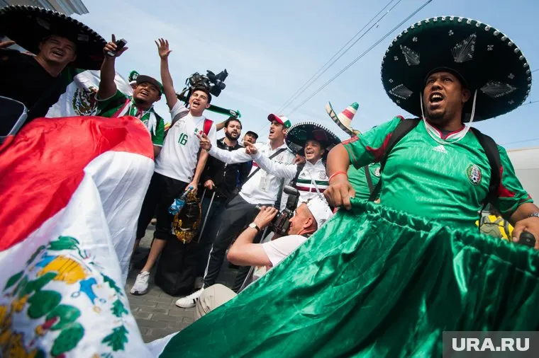 Мексиканец долго не мог понять, зачем ломятся в квартиру мужики в спецовках
